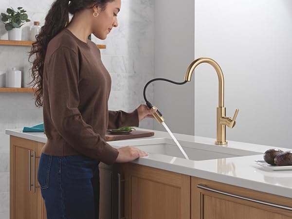 DELTA FAUCET NICOLI KITCHEN FAUCET WITH PULL DOWN SPRAYER, CHAMPAGNE GOLD MODERN, SINGLE HOLE KITCHEN FAUCET, CHAMPAGNE BRONZE 19867LF-CZ