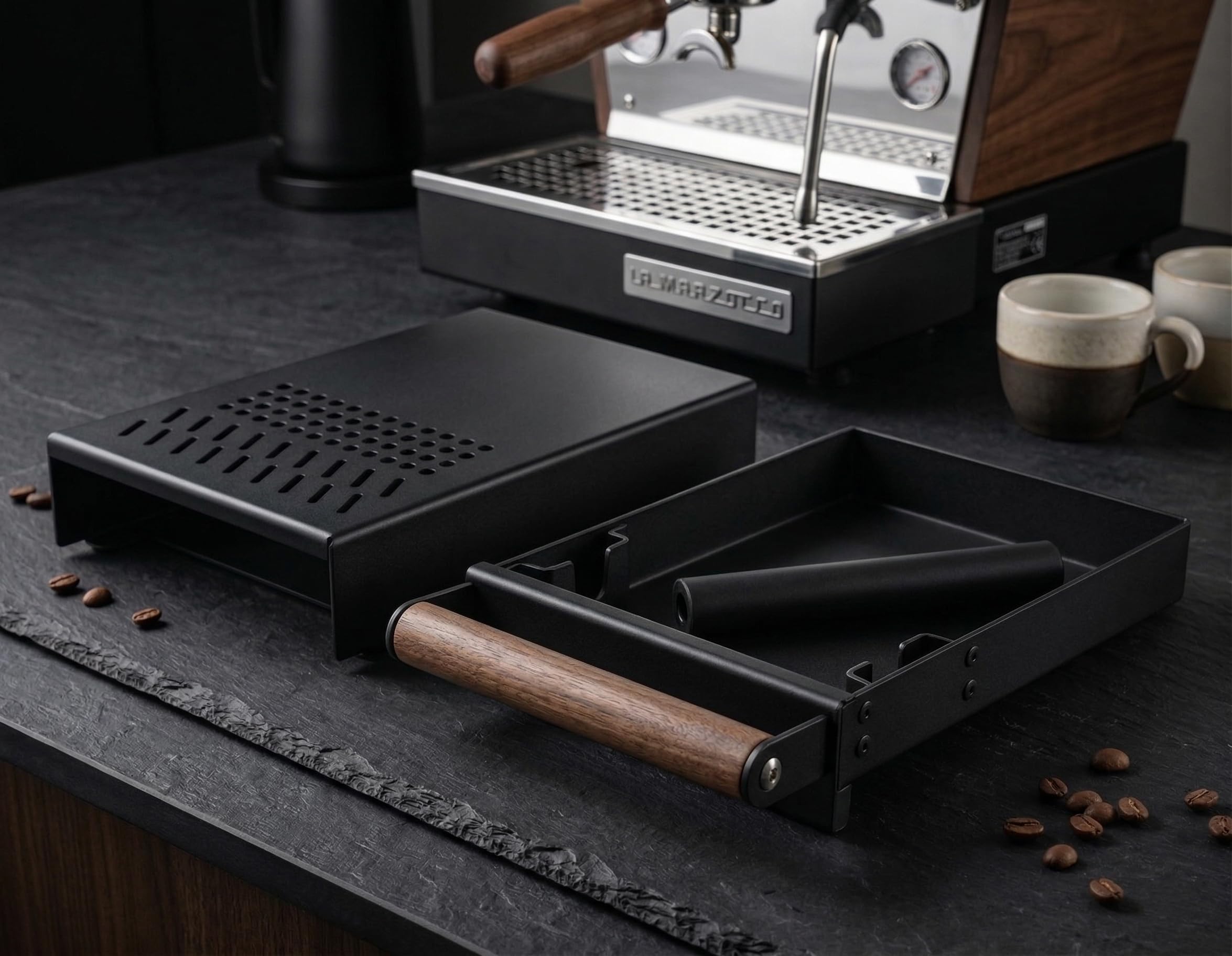 Sudschublade 31,5 x 21 x 7 cm, Abklopfbehälter 304 Edelstahl in Cool Black, Abschlagkasten mit Echtholz-Griff aus Walnuss, Geräuscharme Kaffeesatz Schublade für Siebträger & Barista Zubehör 2