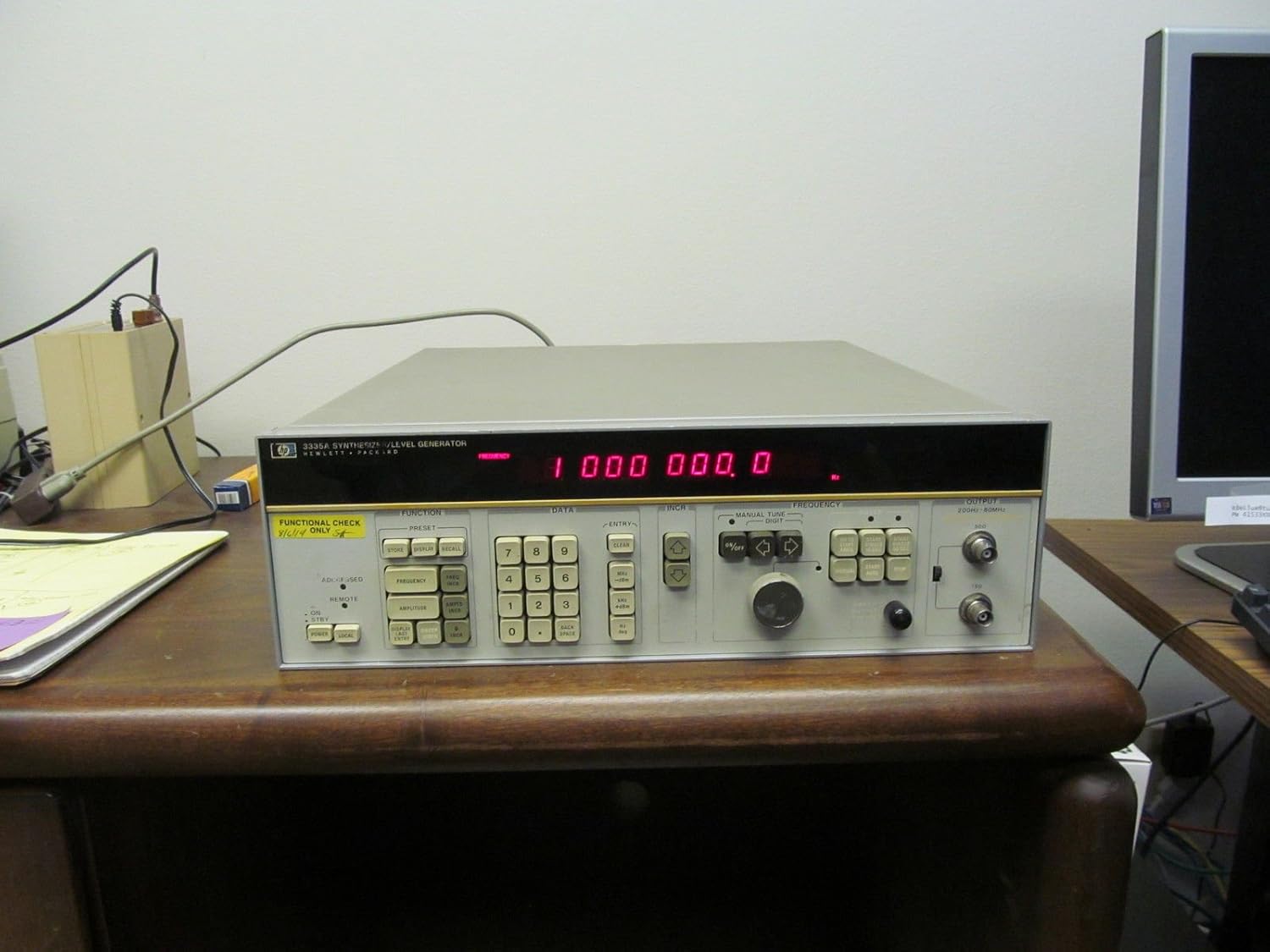 Hewlett Packard 3335A Synthesizer / Level Generator Operating Manual:  Books: Amazon.com: Industrial & Scientific