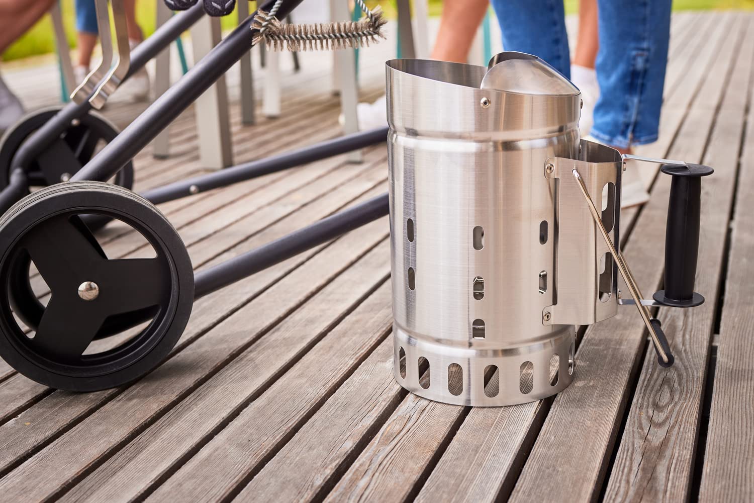 RÖSLE Anzündkamin, Hochwertiger Grillkohleanzünder aus Edelstahl, Funkenschutz, Griff mit Hitzeschutzblech, Haltebügel, Schwarz 2