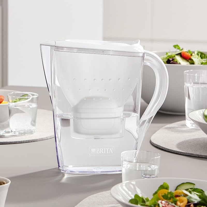 Jarro com filtro de água brita marella branco (2,4 l) incl. 3 cartuchos maxtra pro all-in-1: jarro próprio para refrigerador com memorando digital e tampa articulada que reduz cloro, calcário e impurezas