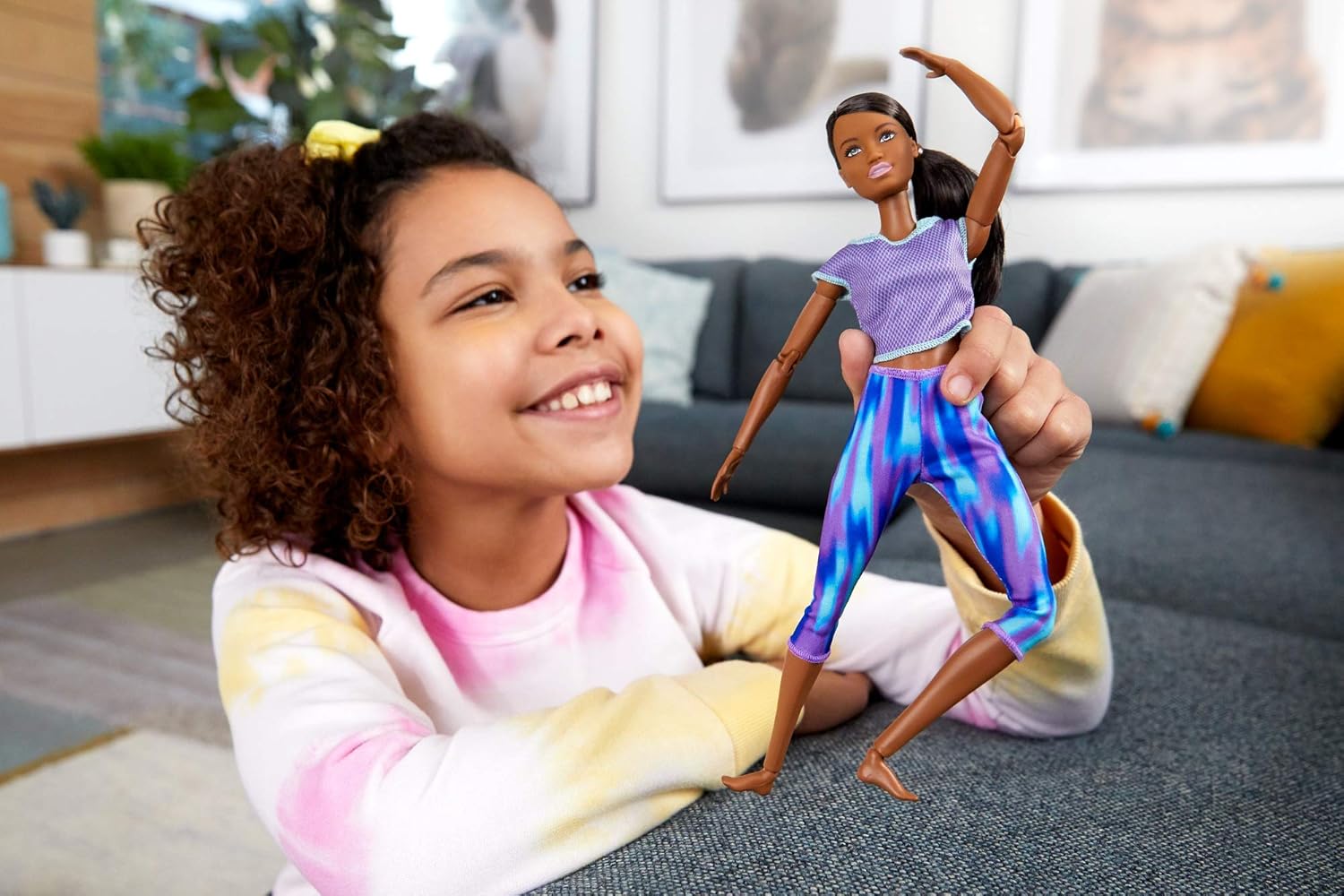Barbie Made To Move Doll Met 22 Flexibele Gewrichten Krullend Brunette Paardenstaart Dragen Athleisure Wear Voor Kinderen Van 3 Tot 7 Jaar Oud Amazon Nl