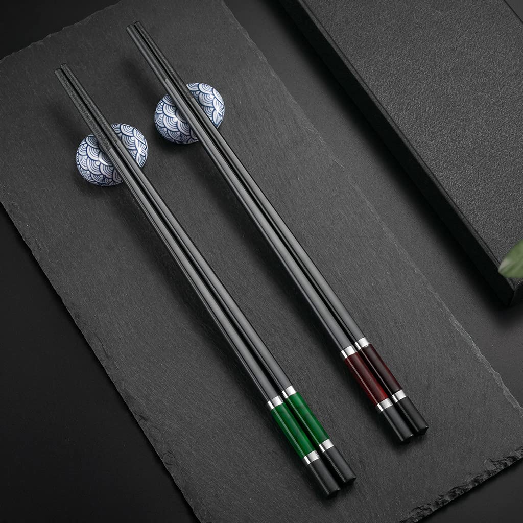 Hongyantech Japanese Black Fibreglass Chopsticks Fibreglass 2 Pairs with 2 Chopsticks Rests Cutlery Sushi Chopsticks Set Chopsticks Re-usable Chopsticks in Gift Box