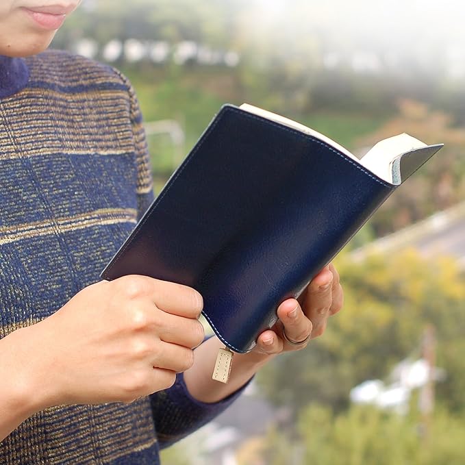 Amazon Co Jp 本革ブックカバー レディース メンズ 女性用 男性用 ミッドナイトネイビー Joggo かわいい おしゃれな文庫本サイズの本革ブックカバー ギフト プレゼントにも最適 服 ファッション小物