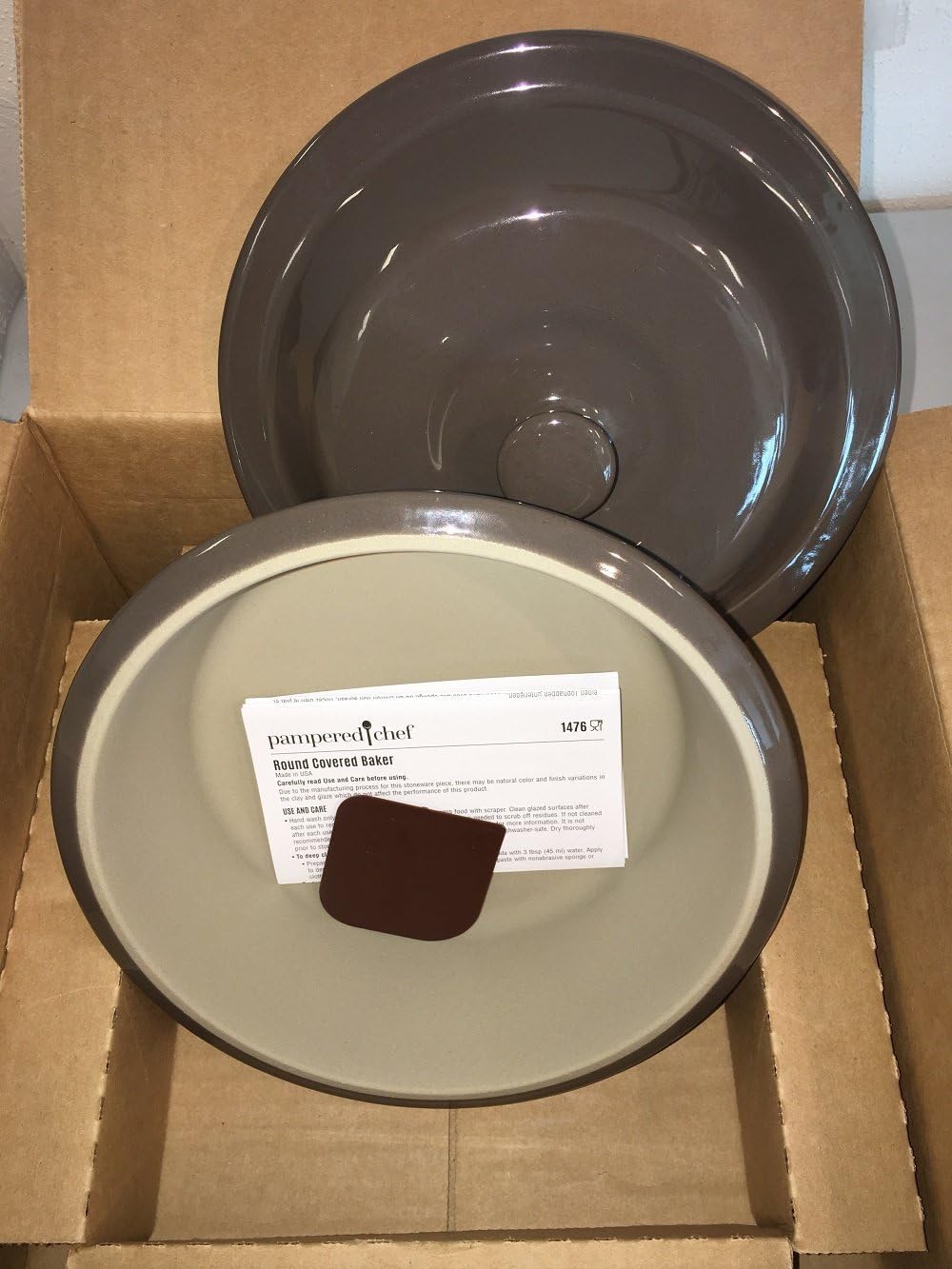 Pampered Chef Round Covered Baker Stoneware With Scraper 1476 Amazon Ca Home Kitchen
