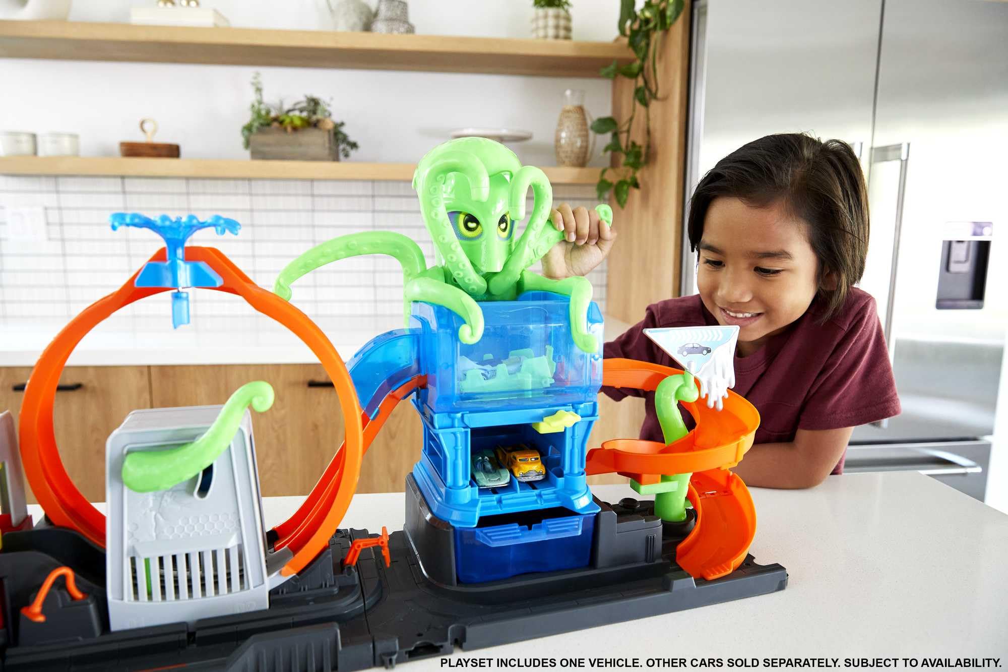 Hot Wheels City Toy Car Track Set, Ultimate Octo Car Wash Playset & Color Reveal Car in 1:64 Scale, Repeat Color Change in Very Warm & ICY Cold Water