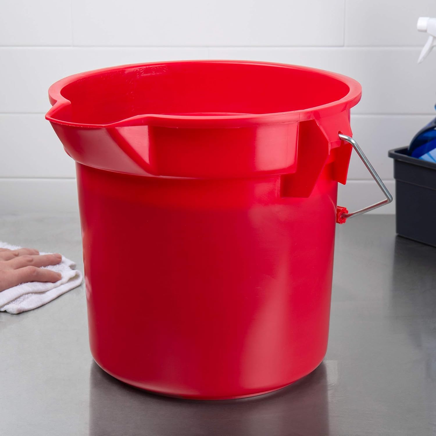 Rubbermaid Commercial Products 2.5 Gallon Brute Heavy-Duty, Corrosive-Resistant, Round Bucket, Red FG296300RED: Cleaning Buckets: Industrial & Scientific