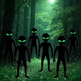 Alien Halloween Yard Sign Decorations，6 Pcs 24 Inch with Stakes Glow in the Dark Alien UFO for Indoor Outdoor Spooky Party Halloween Decor
