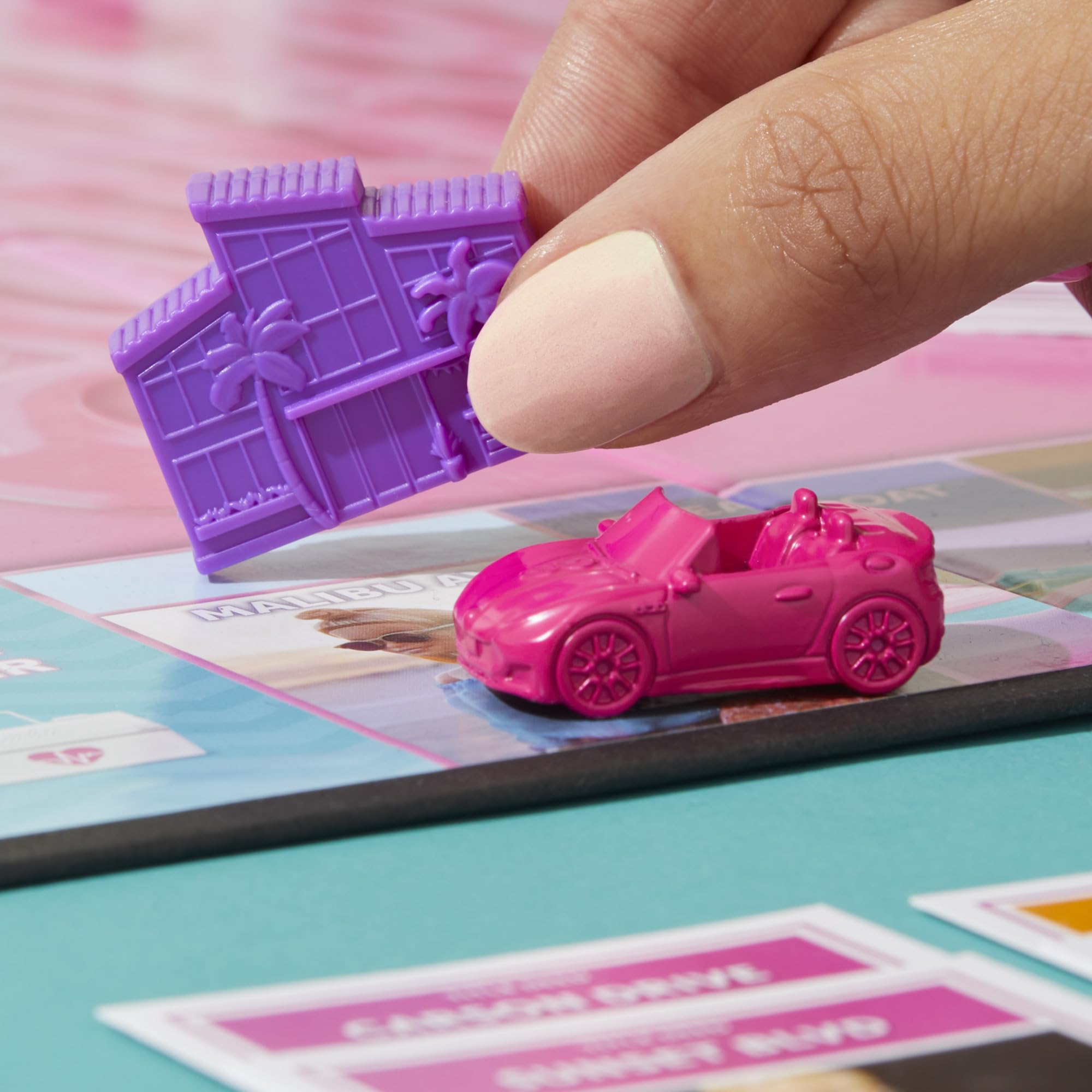 Monopoly Barbie Edition, das Klassische Brettspiel inspiriert von Barbies Traumwelt und ihren Abenteuern, originelles für Kinder und Teenager 6