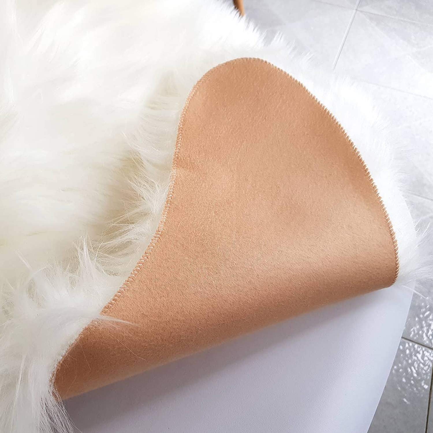 bedee Tapis Mouton Fausse Fourrure, Imitation Moquette Synthetique Belle Doux Poils Longs Décoratif Coussin de Chaise Canapé Tapis Cocooning (70 x 110 cm)