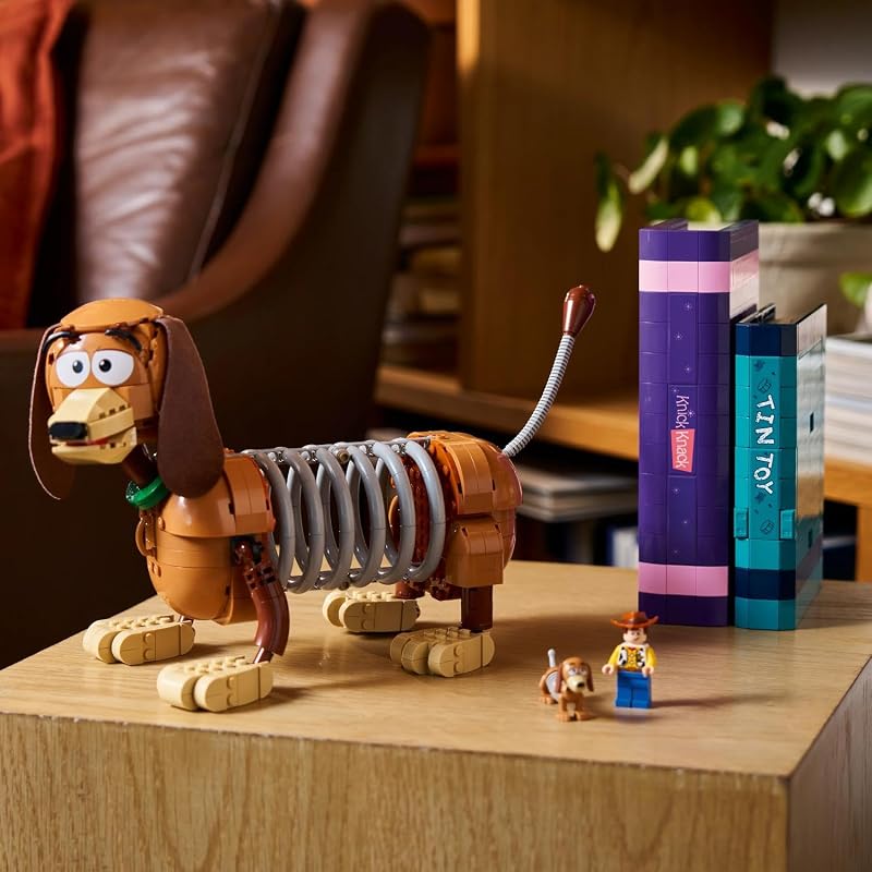 ǀ Disney and Pixar Toy Story: Slinky-Buchstützen - Bücherregal-Deko Bauset für Erwachsene - inkl. Woody Minifigur & Dackelfigur - Nostalgisches Geschenk für Fans - 43301