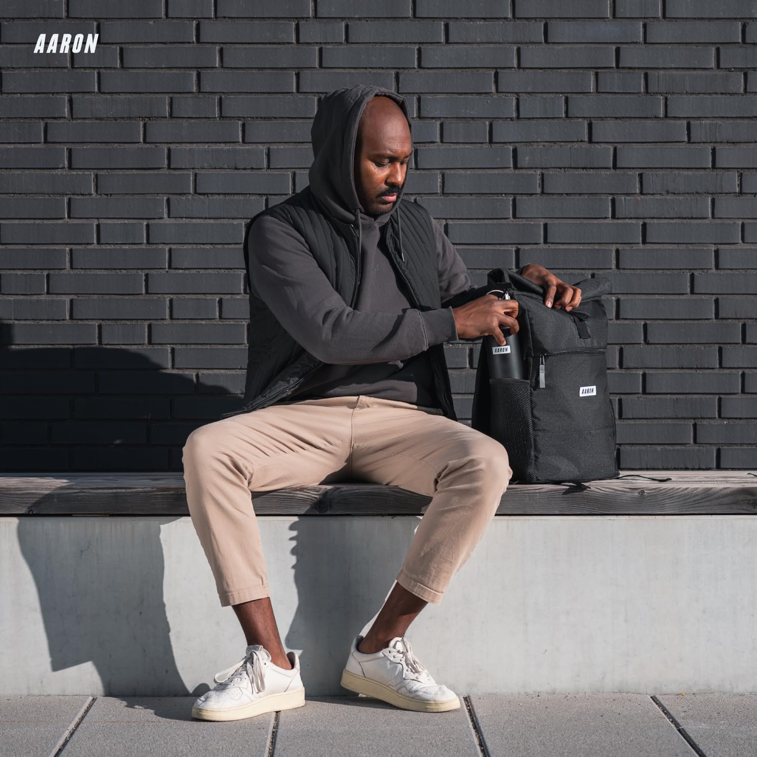 AARON Rolltop Rucksack Damen und Herren, mit Laptopfach, inkl. AirTag Halter, Daypacks, Rollrucksack aus recycletem PET für UNI, Reisen, Alltag, Rolltop Backpack in schwarz und Blumen 8