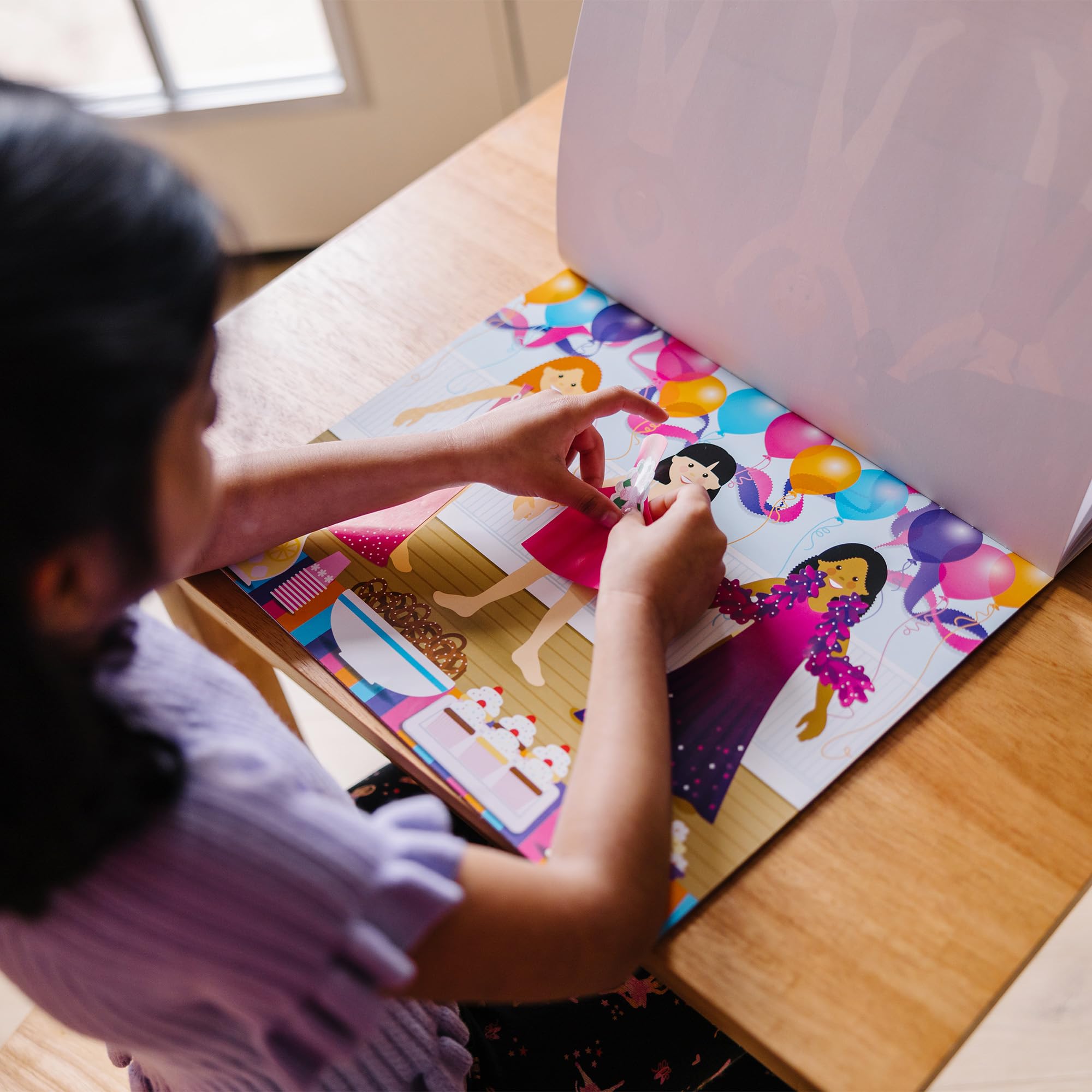 Melissa & Doug - Wiederverwendbare Stickerbücher Verkleidung, Reiseaktivitäten für Kleinkinder, Wiederverwendbare Sticker praktisch für unterwegs im Auto oder Flugzeug, für Kinder ab 3 Jahren 7