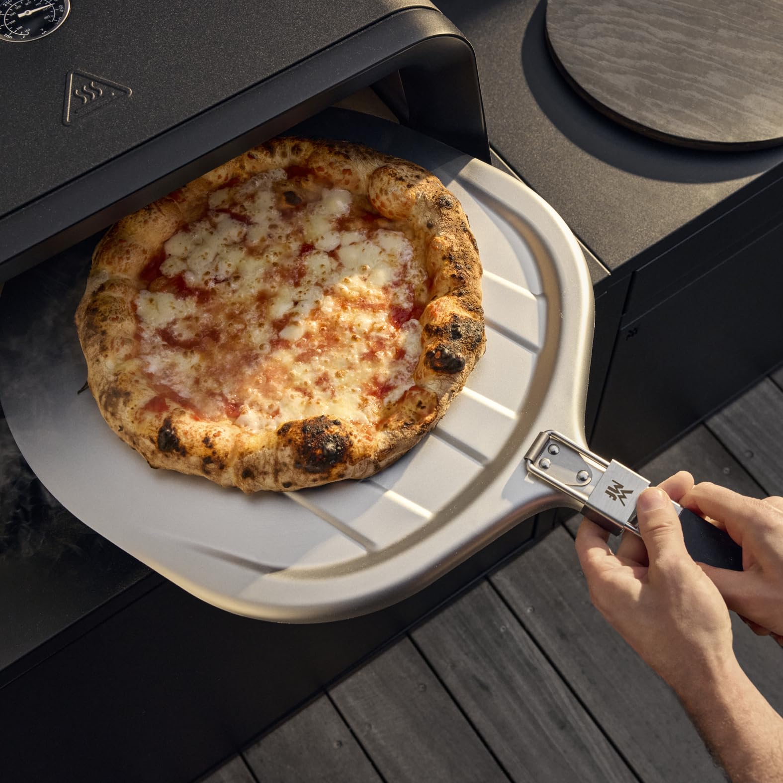 WMF Pizzaiolo Pro Pizzaofen, über 450°C Backtemperatur, großer Pizzastein (Ø 40 cm), automatische Drehmechanik, integrierte Temperaturüberwachung für perfekte Ergebnisse in 90 Sek., Gas Pizzaofen 3