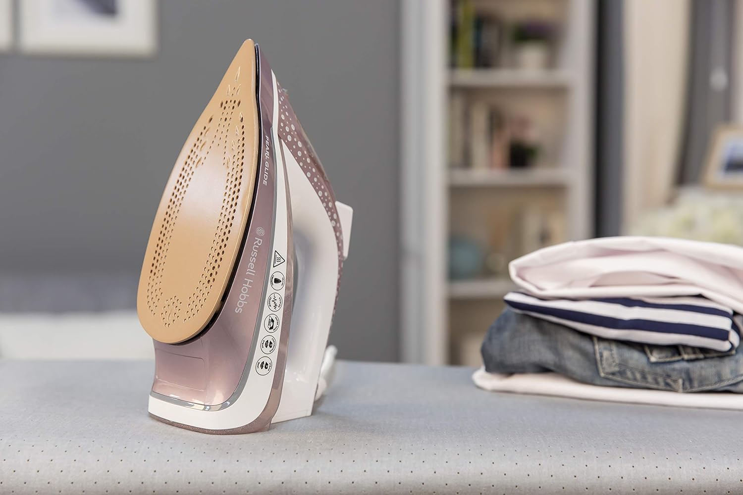 Russell Hobbs Pearl Glide Steam Iron, Pearl Infused Ceramic Soleplate for smoother glide 315ml Water Tank, 150g Steam Shot - Image 3