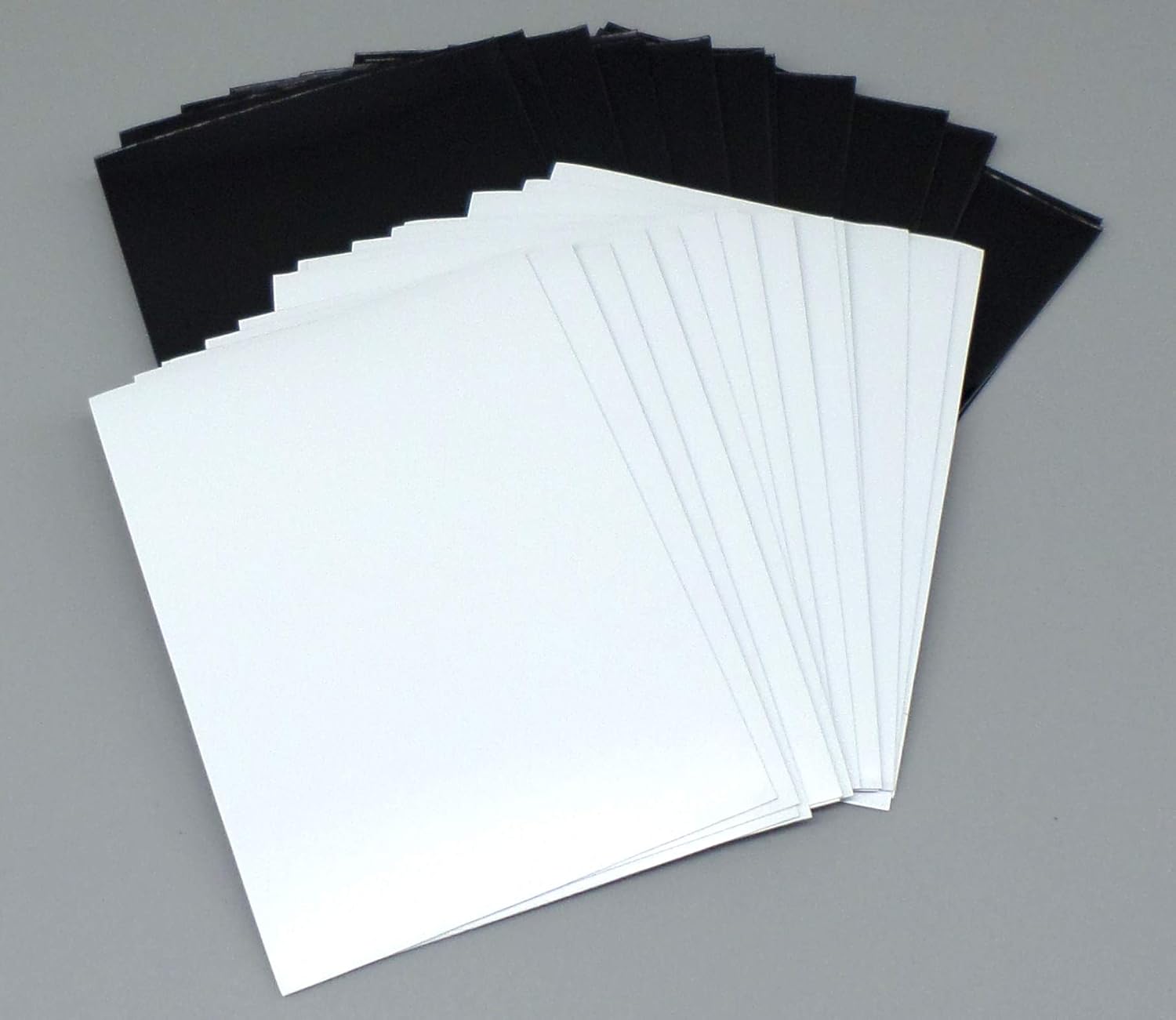100 Docsmagic.de Premium Bi-Color Card Sleeves Mat White/Black Standard Size 66 x 91, 100 Sleeves