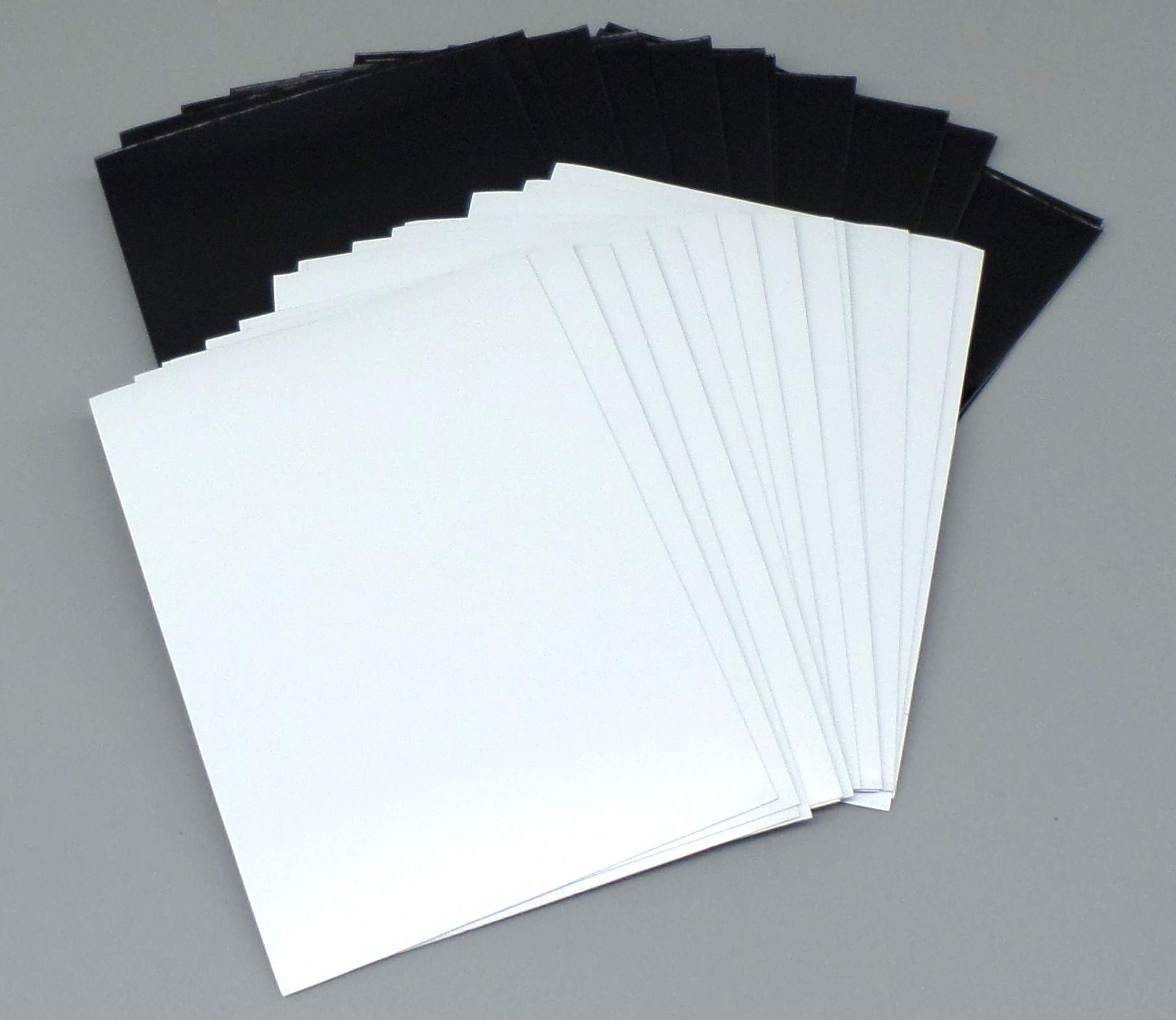 100 Docsmagic.de Premium Bi-Color Card Sleeves Mat White/Black Standard Size 66 x 91