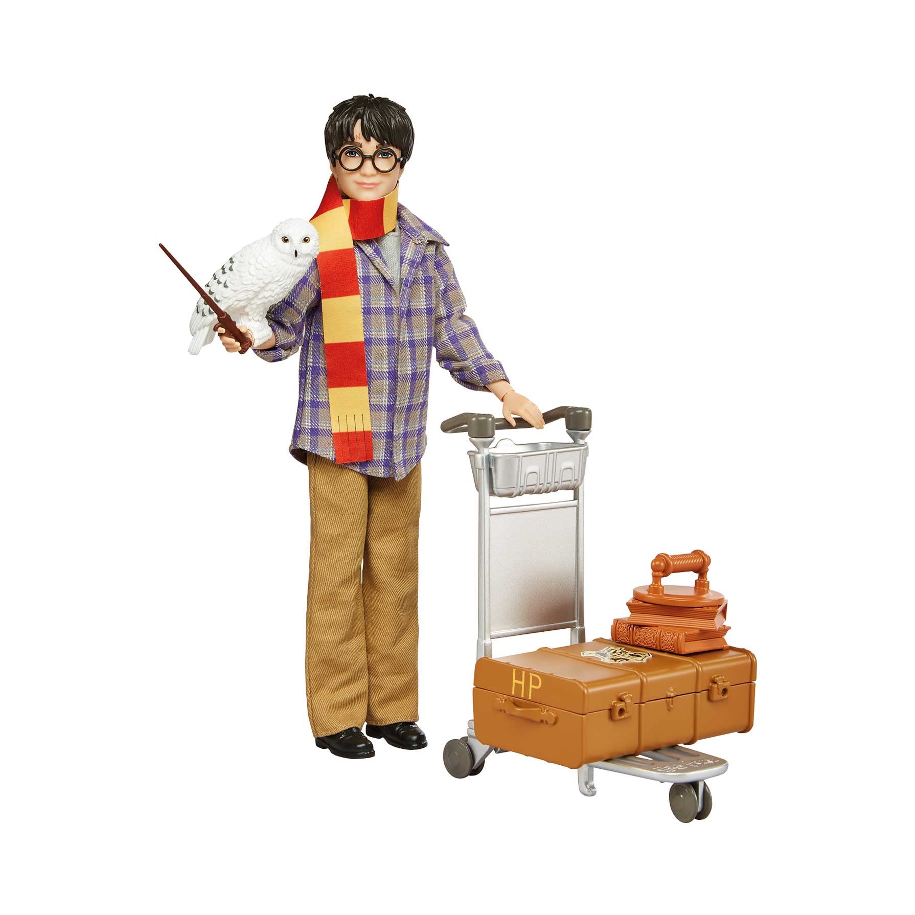 Harry Potter Collectible Platform 9 3/4 Doll (10-inch), Posable, Wearing Travel Fashion, with Hedwig, Luggage & Accessories, Gift for Collectors and Kids 6 Years Old and Up, GXW31
