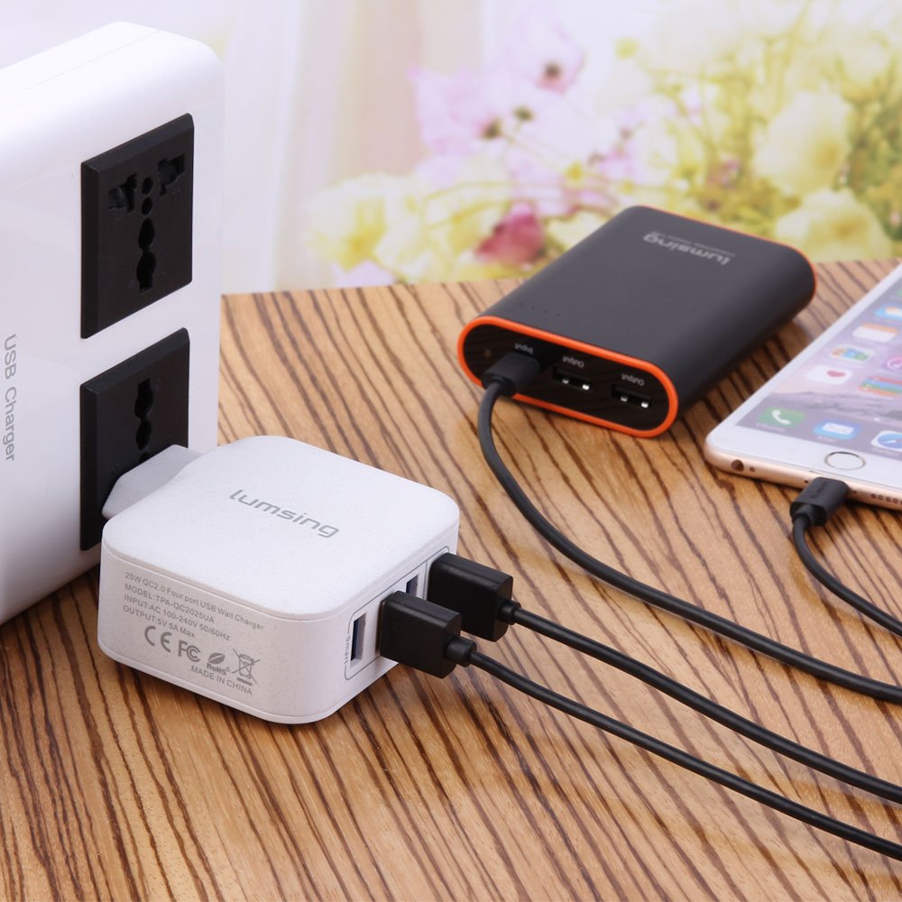 Lumsing Caricabatterie da muro 4 Porte USB (3 Porte Intelligenti + 1 Porta Quick Charge) Caricatore Portatile da Viaggio per iPhone, Samsung, HTC, Nokia iPad, iPod, Nexus - Bianco