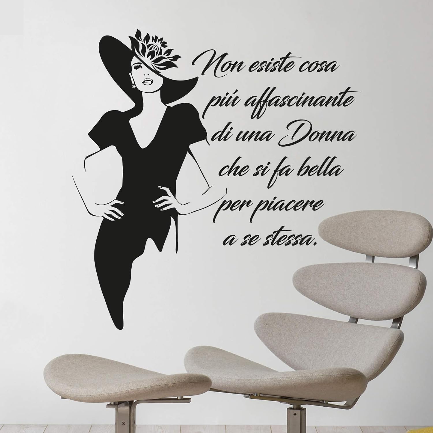 Adesivi Murali Donna Con Frase Non Esiste Cosa Piu Affascinante Di Una Donna Che Si Fa Bella Per Piacere A Se Stessa Amazon It Handmade