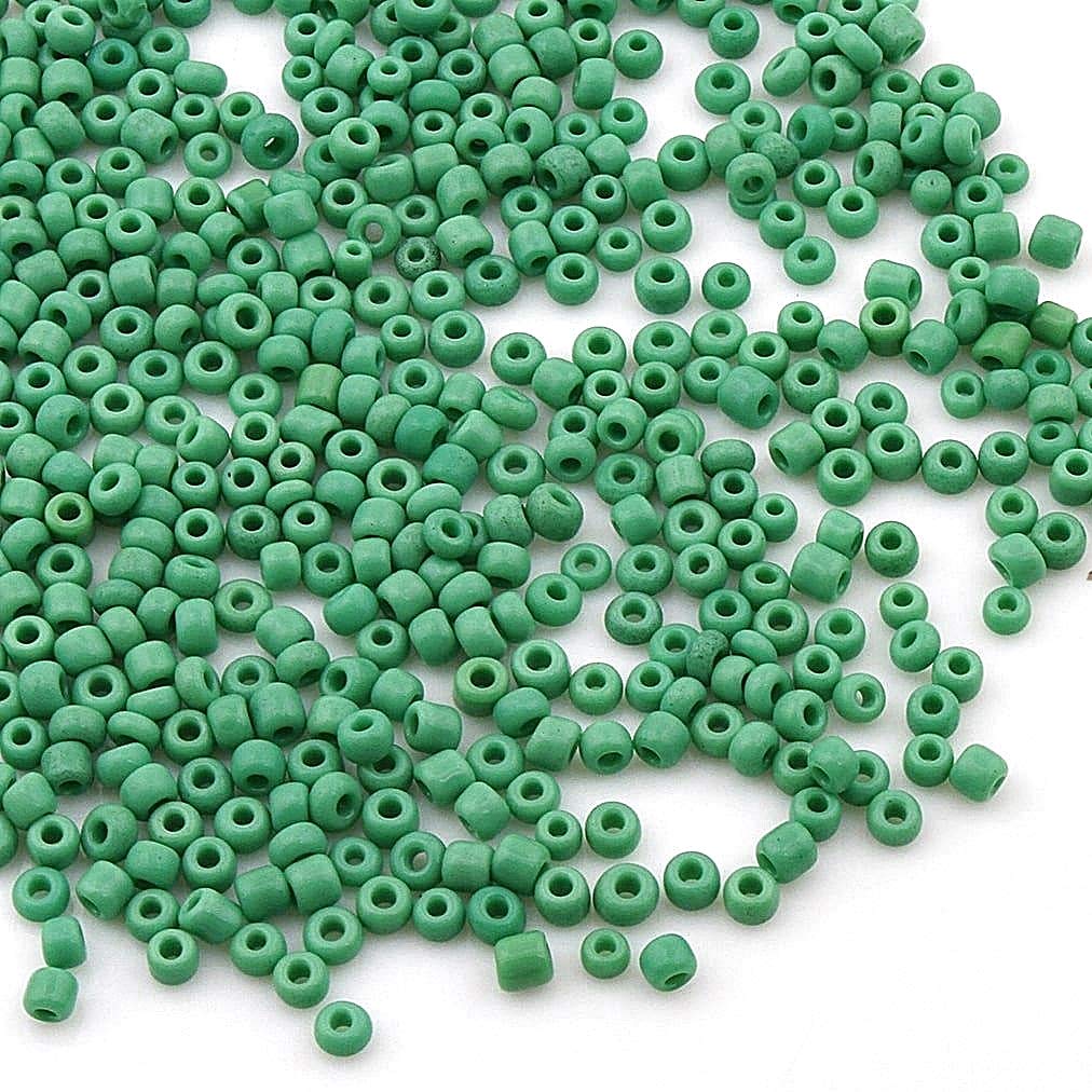 Pack of 3300 Glass Seed Beads 3 mm Opaque Matt 8/0 Pony Beads Opaque Seed Beads Choice of Colours (Green)