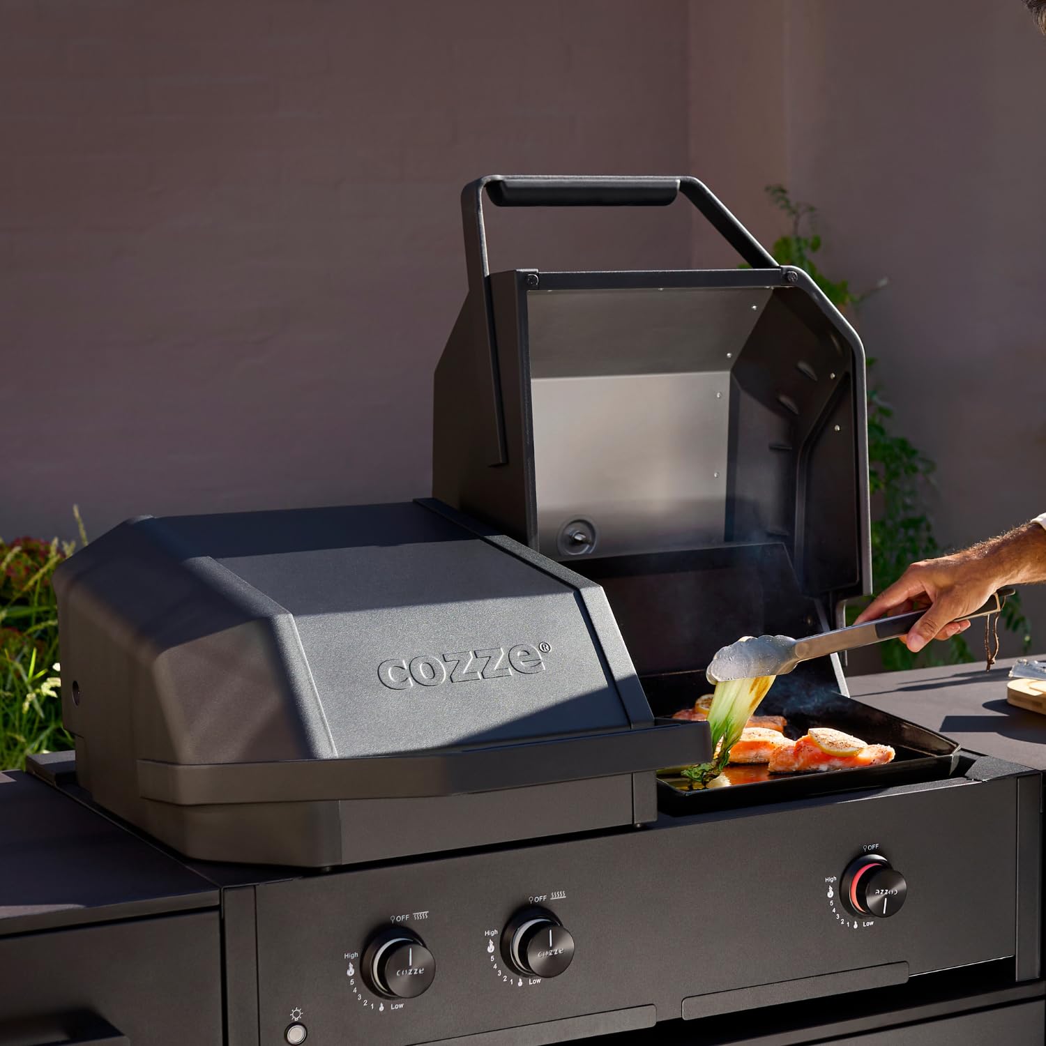 Cozze® Quattro 900 4-in-1 Gasgrill Station: Pizzaofen, Plancha, Grill & 800°C Steakzone – Inkl. Pizzastein & Gusseisenplatte mit 3 Brenner + Infrarot (13 kW) 6