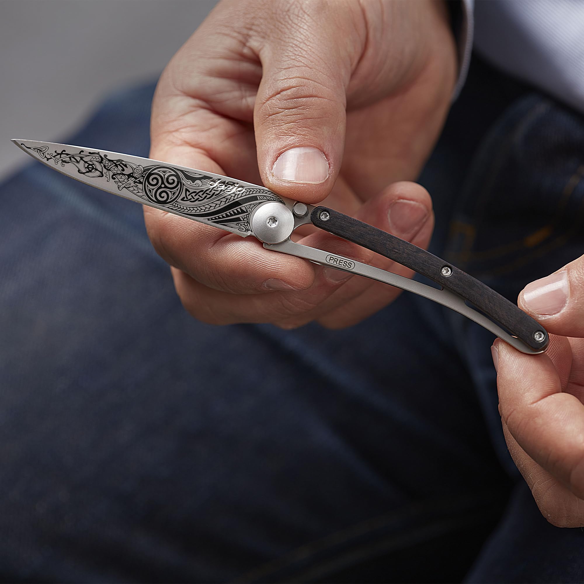 deejo – Klappbares Taschenmesser 27 g mit Gürtelclip – Griff aus Ebenholz, Klinge aus Edelstahl Z40C13 – Keltisches Motiv – Tischmesser, Wandern, Camping, Biwak 5