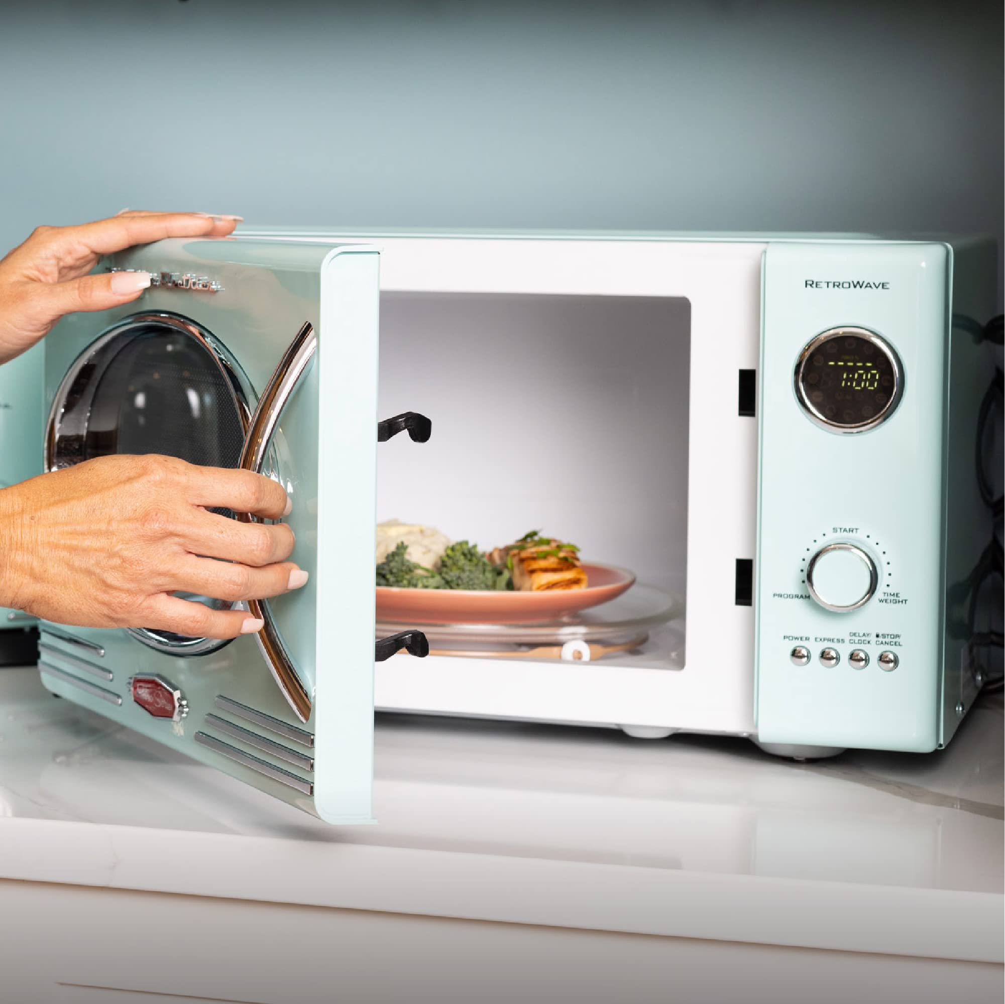 Mua Nostalgia Retro Countertop Microwave Oven - Large 800-Watt - 0.9 cu