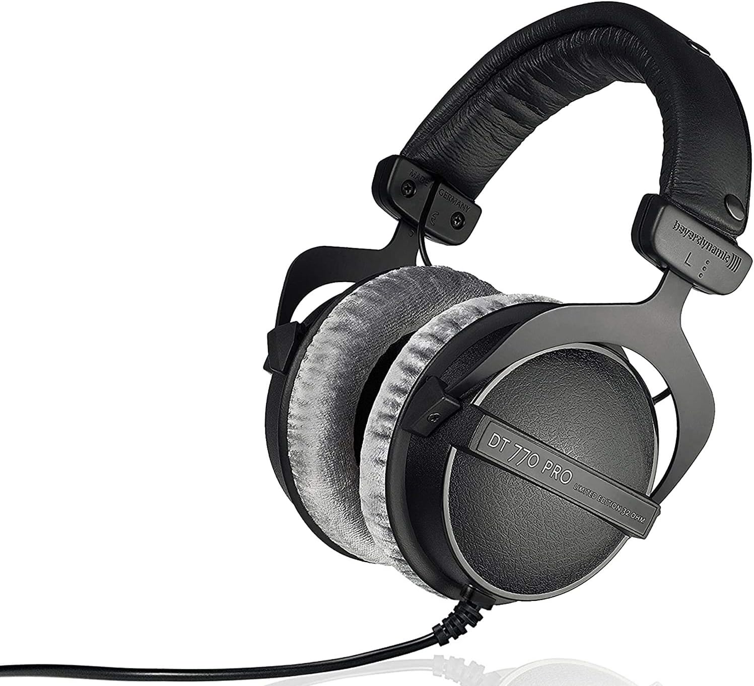 beyerdynamic DT 770 PRO 32 Ohm Over-Ear-Studiokopfhörer in schwarz. Geschlossene Bauweise, kabelgebunden für professionellen Sound im Studio und an mobilen Endgeräten wie Tablets und Smartphones