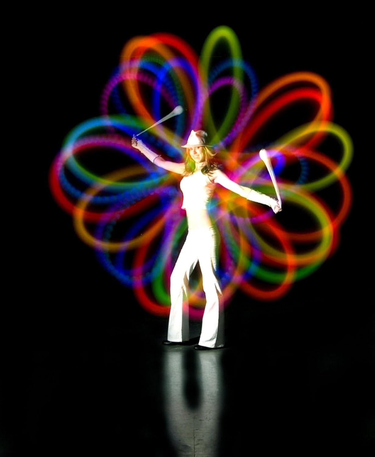 крутить пои. шары для поинга. крутить светящиеся шары. детское пои. детское пои.