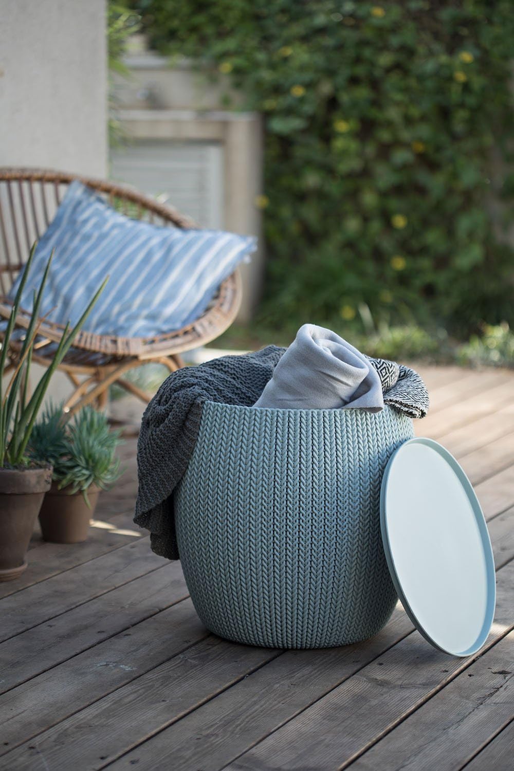 Keter Urban Knit Pouf Ottoman Set of 2 with Storage Table for Patio and Room Décor-Perfect for Balcony, Deck, and Outdoor Seating, Dune/Misty Blue : Garden & Outdoor