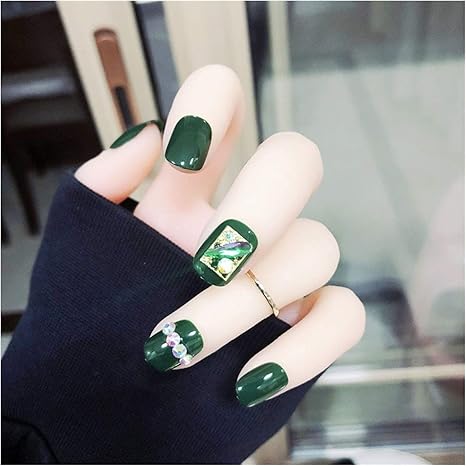 Amazon Co Jp ネイルチップ 24pcs 箱の緑色の偽の爪のデザインと接着剤の短いサイズの円形の頭のフルカバーの釘のヒントを押す ビューティー