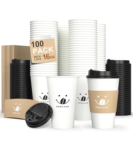 Ensemble dessiné à la main avec différentes tasses à café isolées sur Ensemble dessiné à la main avec différentes tasses à café isolées sur