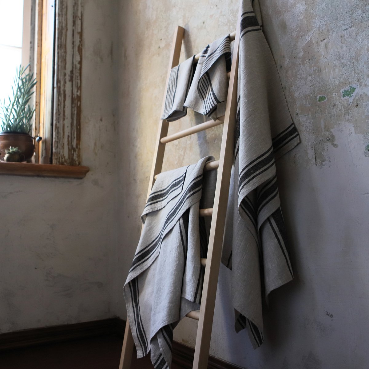 Provence striped French linen hand towel - made in Europe. #frenchlinen #linentowel #handtowels #stripetowel