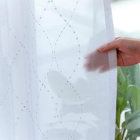 Amazon カズマ リアン 2枚入り しなやかな波柄が上品な刺繍レース レースカーテン 日本製 ７サイズ 刺繍 ボイルレース ウォッシャブル アジャスターフック付き 幅100cm 丈108cm カーテン ブラインド オンライン通販