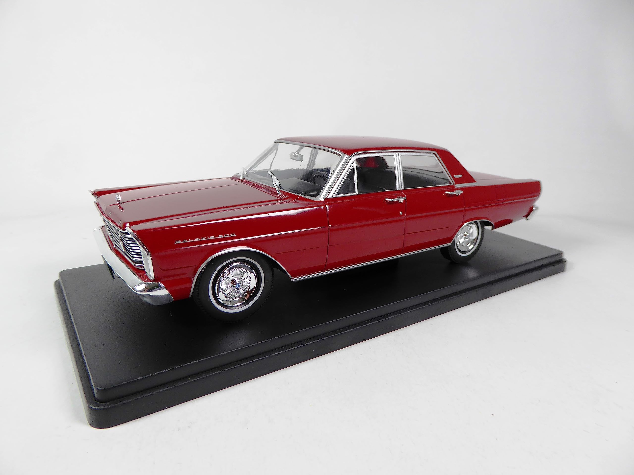 OPO 10 - Miniature car reproduced at 1/24 scale compatible for Ford Galaxie 500 from 1965 - M011