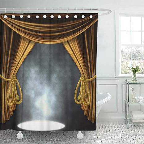 cortinas doradas abiertas y tres focos