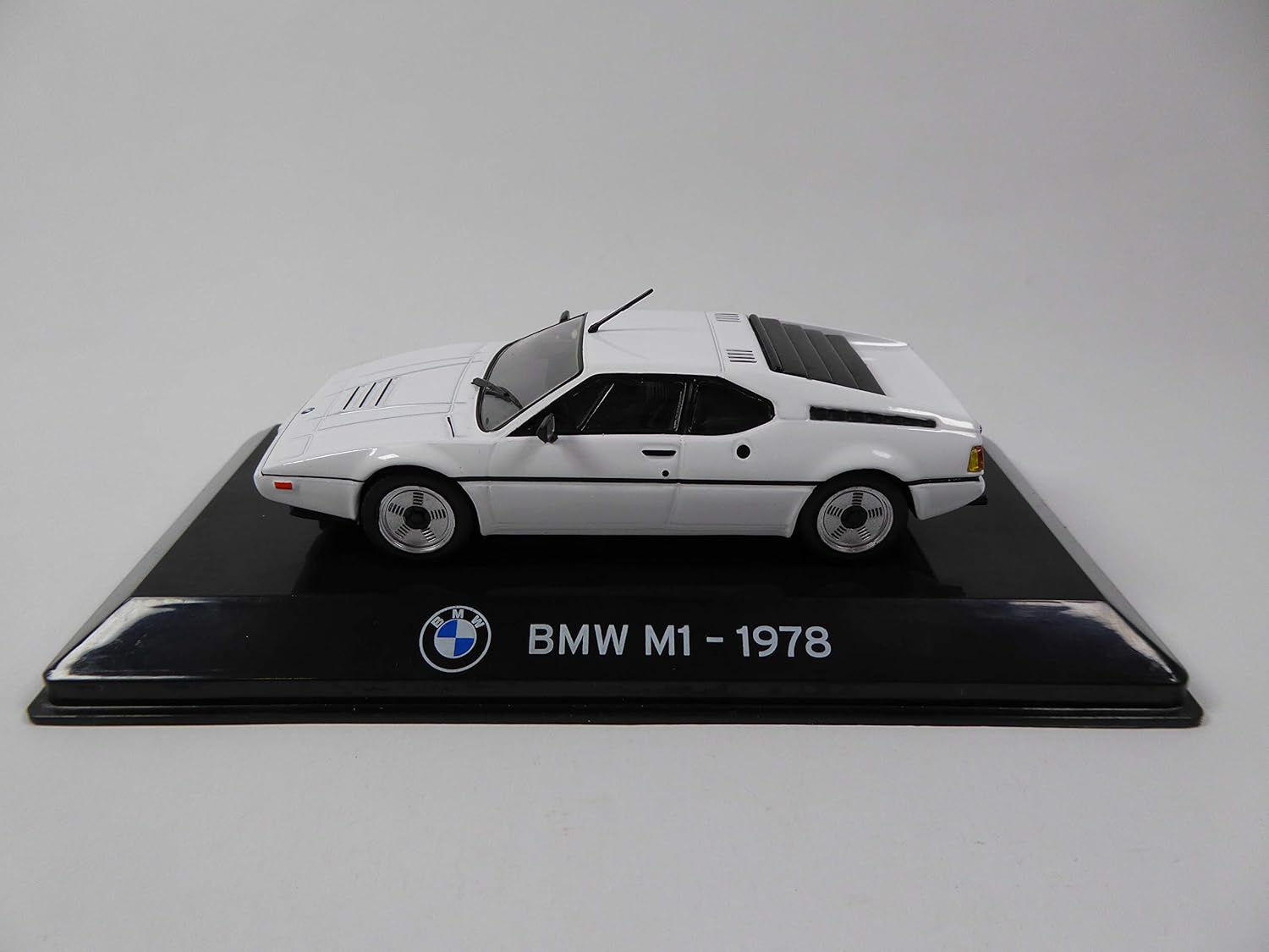OPO 10 - Car 1/43 Collection SUPERCARS Compatible with BMW M1 1978 - S75 UP075, White, Medium - Image 5