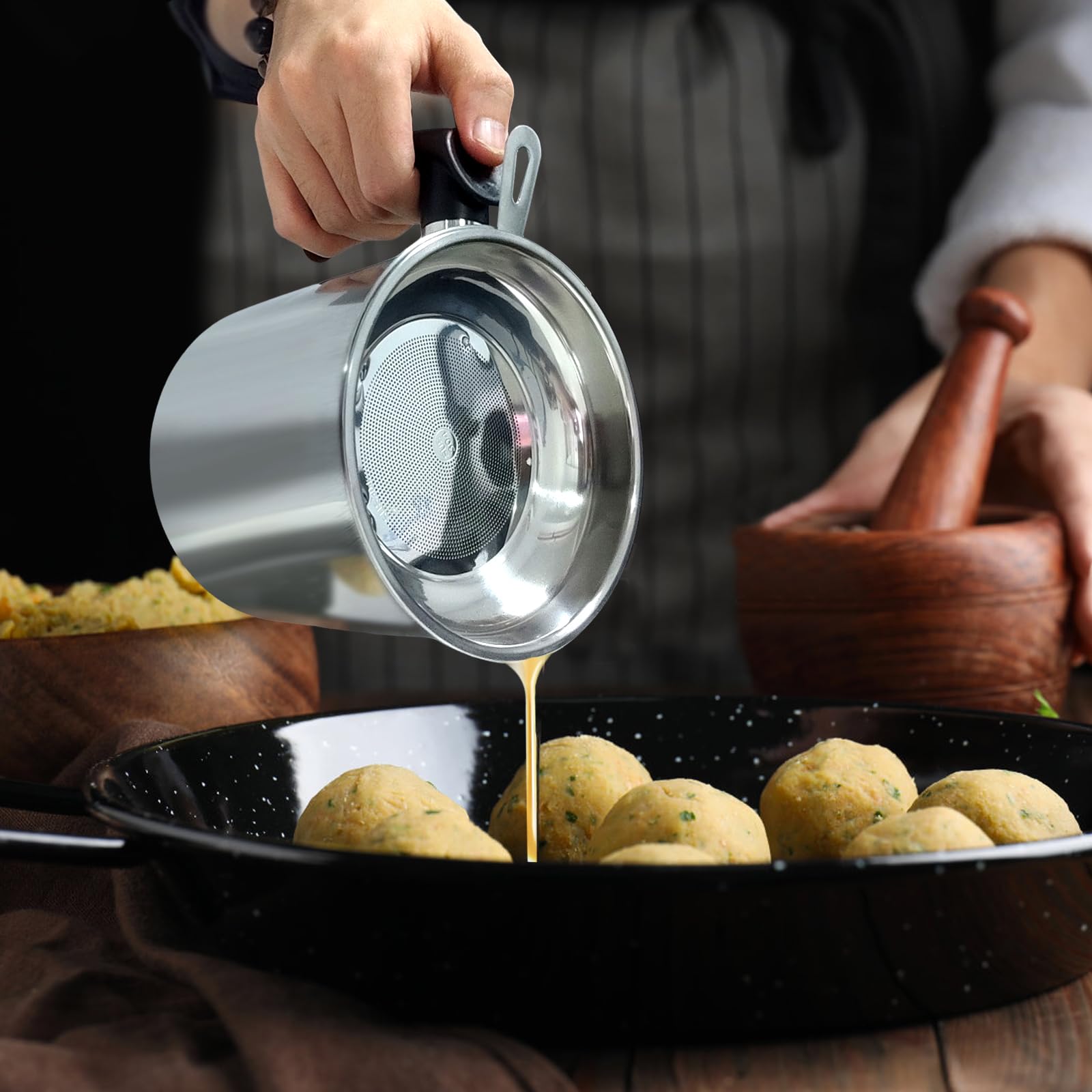 Bacon Grease Container With Strainer,1.3L(46 fl. oz.) Kitchen Stainless Steel Oil Container Can with Strainer and Anti-slip coaster tray for Store Meat Frying Oil and Cooking Grease Storage