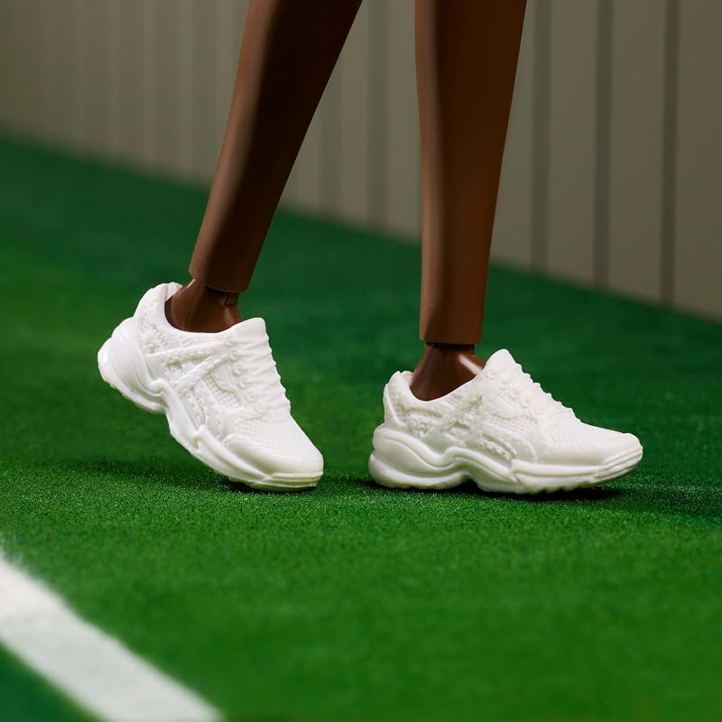Colección Inspiring Women Venus Williams Muñeca de Moda con equipación de Tenis característica y Raqueta, Incluye Embalaje para exposición, HRM49