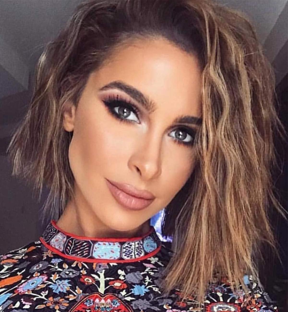 Vedar Short Bob Hair Wigs Ombre Brown Wigs Synthetic Hair Wig Loose Curly Lace Front Wigs with Chocolate Roots Middle Part 12 inch