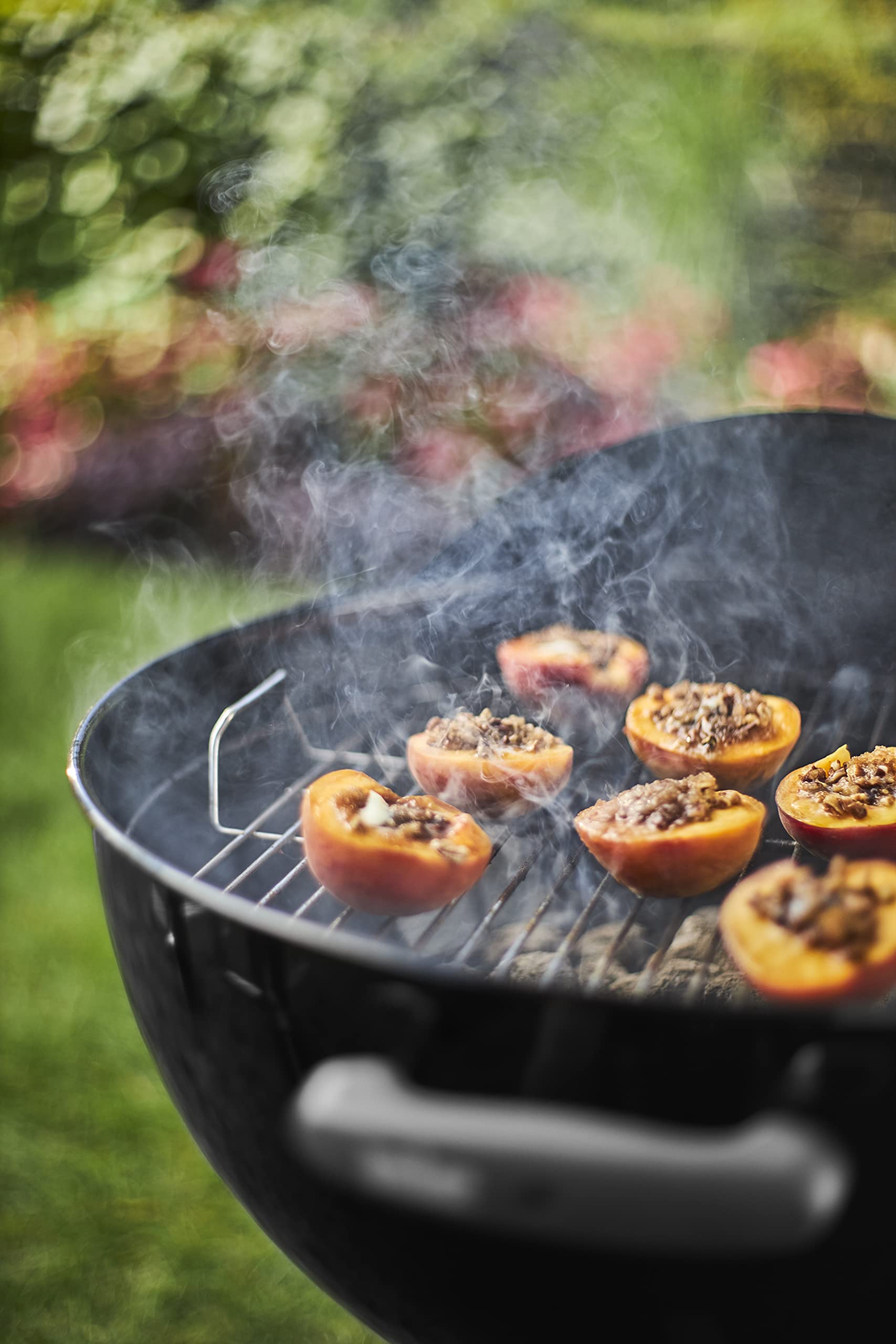 Weber Classic Kettle Holzkohlegrill/Porzellanemaillierter Deckel und Kessel, 47 cm Grillfläche, One-Touch-Reinigungssystem, Deckelthermometer, Dreibein-Ständer und Räder, Schwarz 10