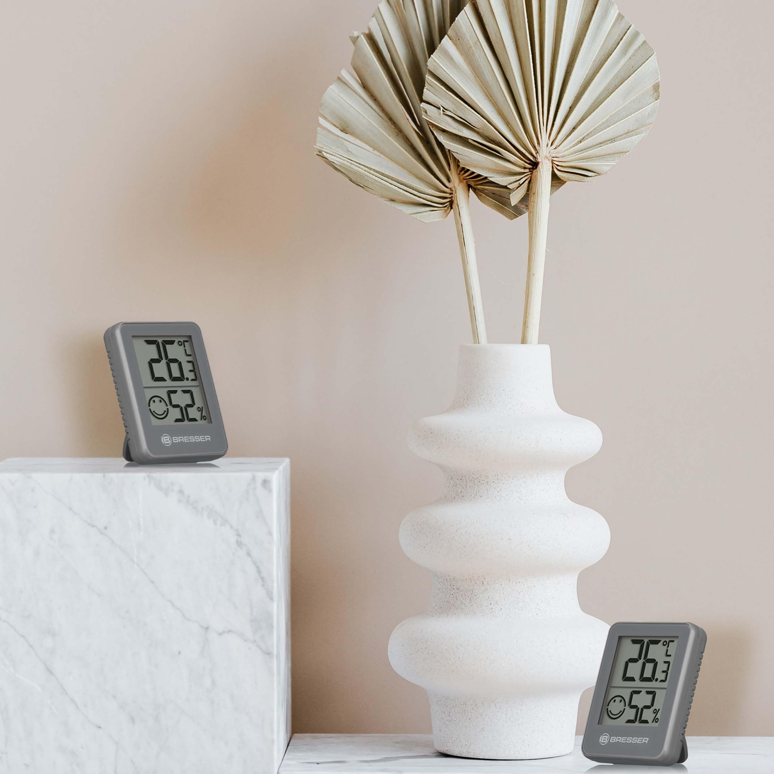 Bresser 6er Set Thermometer Hygrometer - Digitales Raumthermometer für Kontrolle Innenraum Luftfeuchtigkeit, Kühlschrankgeeignet, Wandmontage und Magnet, Schimmelvorbeugung - Indikator Smiley, Grau 6