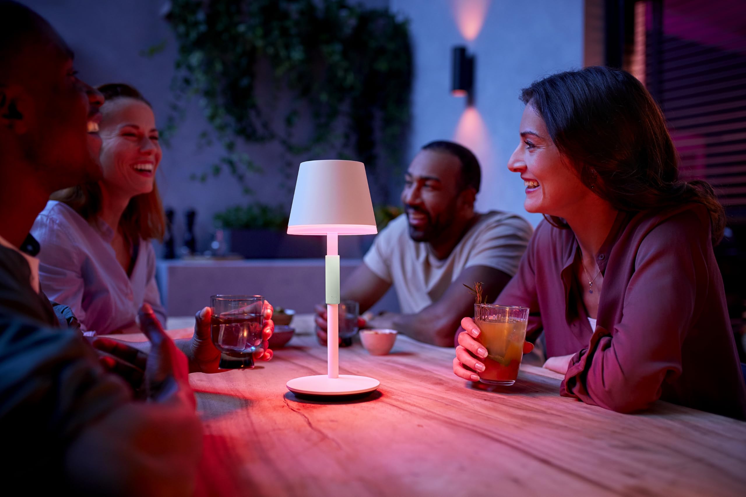 Philips Hue White & Color Ambiance Go Tragbare Tischleuchte (530 lm), dimmbare LED Leuchte für das Hue Lichtsystem mit 16 Mio. Farben, smarte Lichtsteuerung über Sprache oder App, weiß 4