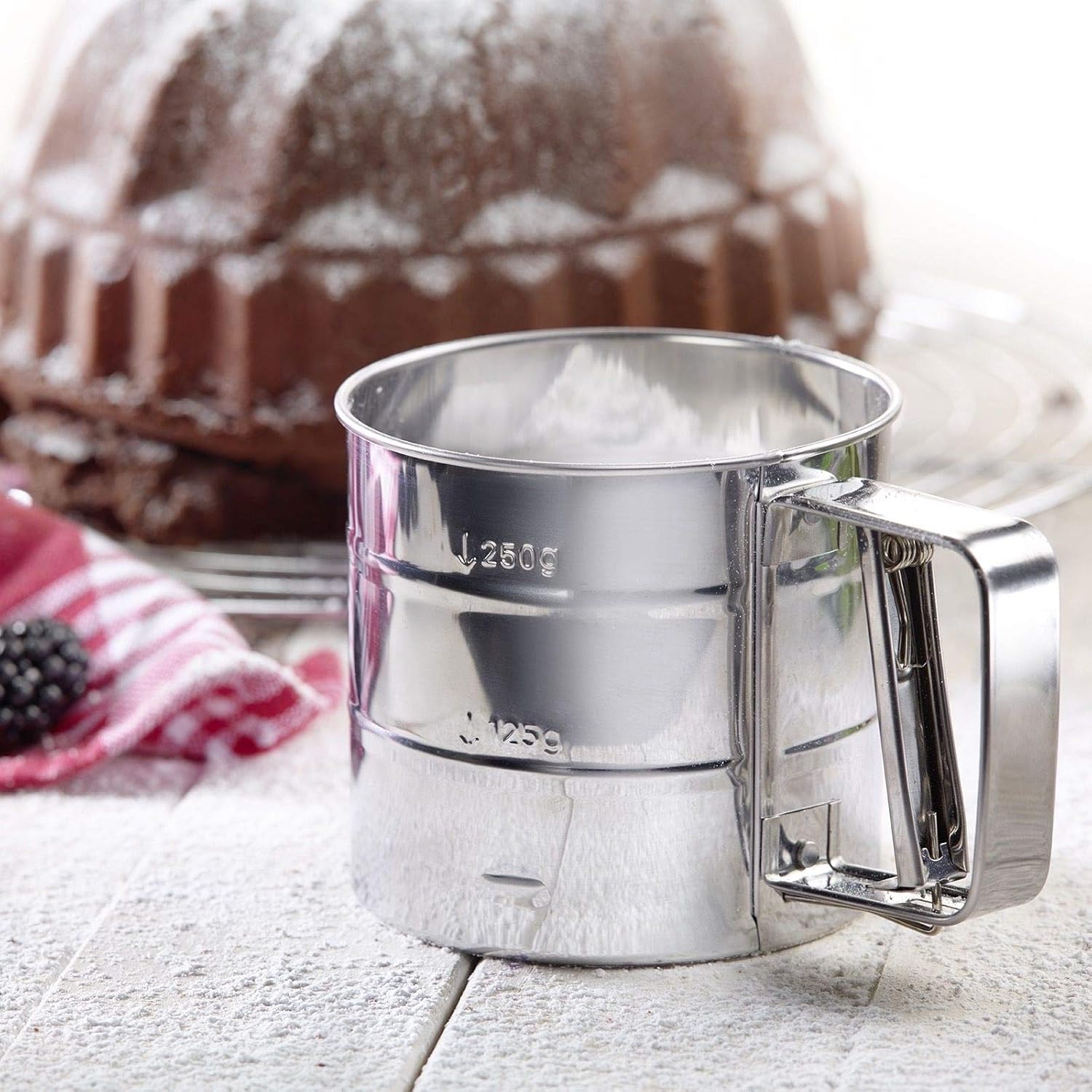 Westmark Mehl- und Puderzuckersieb mit Griff, Für 250 Gramm Mehl/Puderzucker, Rostfreier Edelstahl, Silber, 32152270