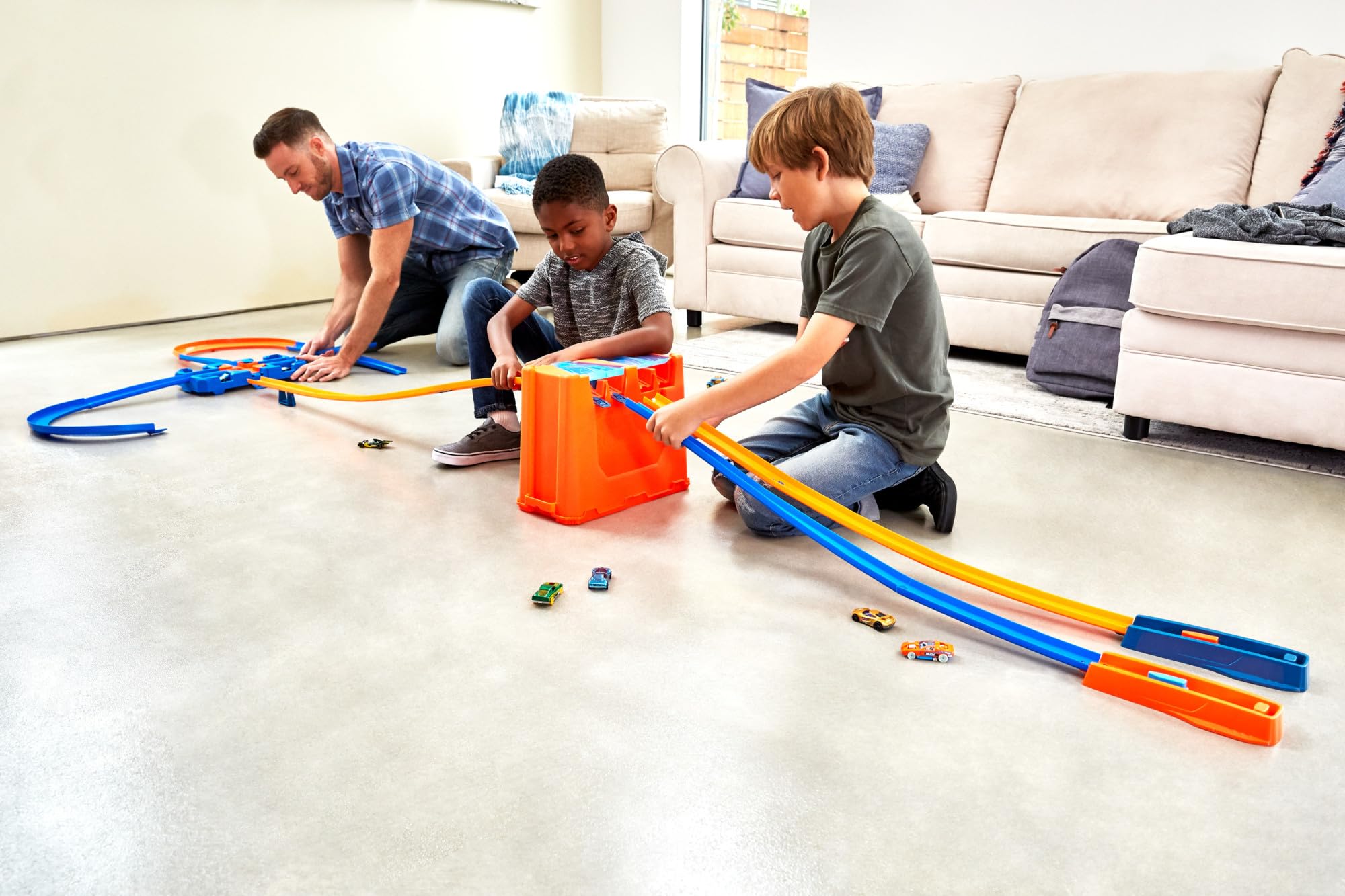 Hot Wheels Bahn Track Builder, Autorennbahn Bauset für Hot Wheels Autos, inkl. 2 Spielzeugautos, Spurwechsler, steile Kurven, Crashzone, Auto Spielzeug, Spielzeug ab 4 Jahre, GGP93 2