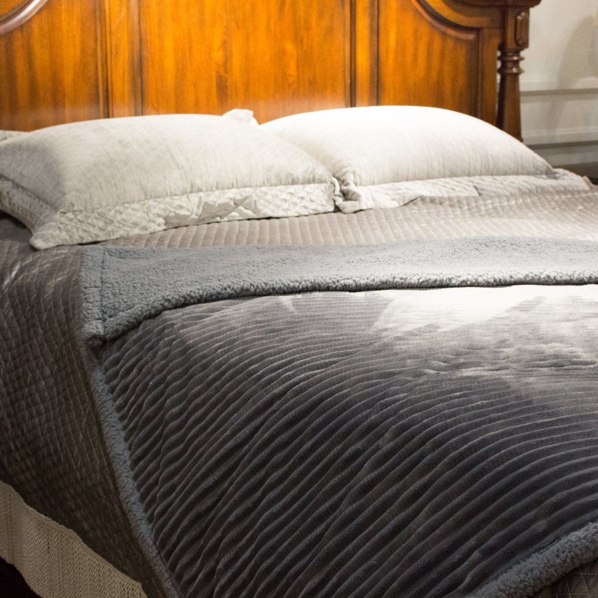 Ghome Luxury Fleece Sherpa Throw Blanket Warm Cozy Wavy Stripes ，Reversible Fuzzy Microfiber All Season Blanket for Bed or Couch 50”X60” in