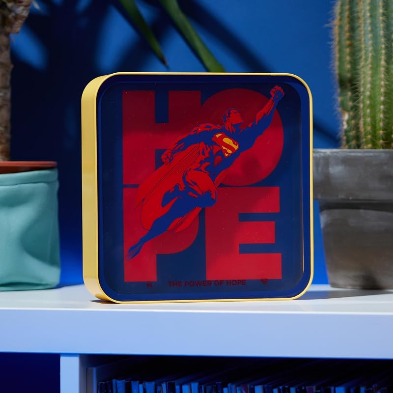 Candeeiro Oficial Superman 2025 de Secretária e Parede com logótipo acrílico – Luz Ambiente para Quarto, Escritório, Casa, Escritório – Merchandising Oficial da DC Comics