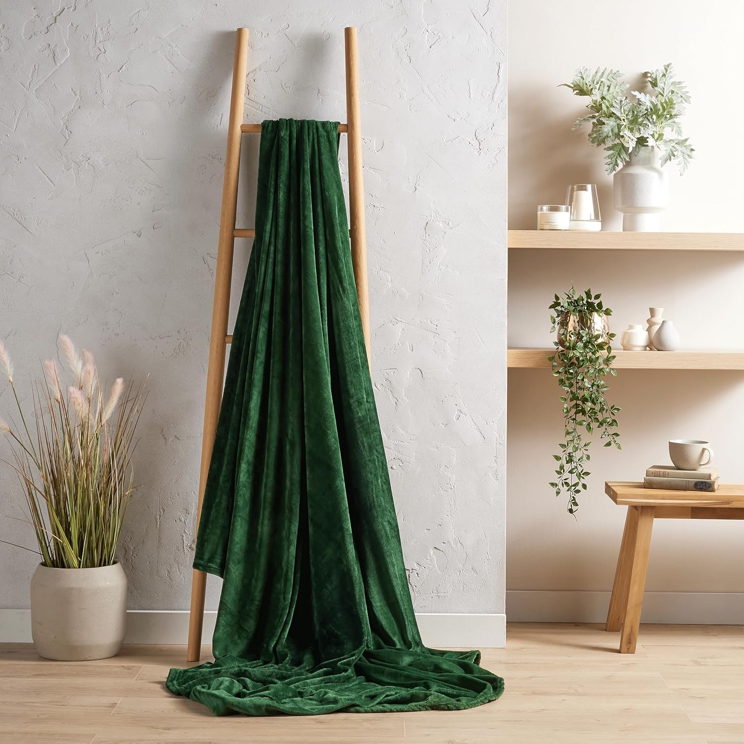 Flannel Fleece Throw Blanket Fluffy Super Soft Warm for Bed Sofa Couch Chair Lightweight and Cozy Solid Design Throw (Emerald Green, 150 x 200 cm)