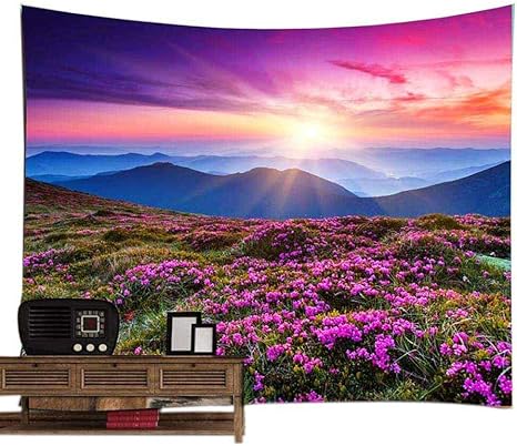 Amazon Co Jp 山の風景の壁のタペストリー 日の出が空の色鮮やかな雲を照らす 山の頂上は妖精の国 近くの緑の芝生紫の花がいっぱいのファンタジーの壁にぶら下がっている黒い壁60 X 60 0x150cm ホーム キッチン